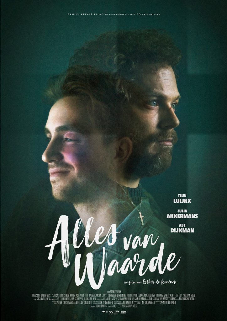 The Poster for 'Alles van Waarde/Everything of Value'. It has a dark green background, and the faces of the two main characters, Rick and Mark, are both seen in profile with their backs to each other. The heads kind of blend together. The title of the film is written in a hand lettered font.